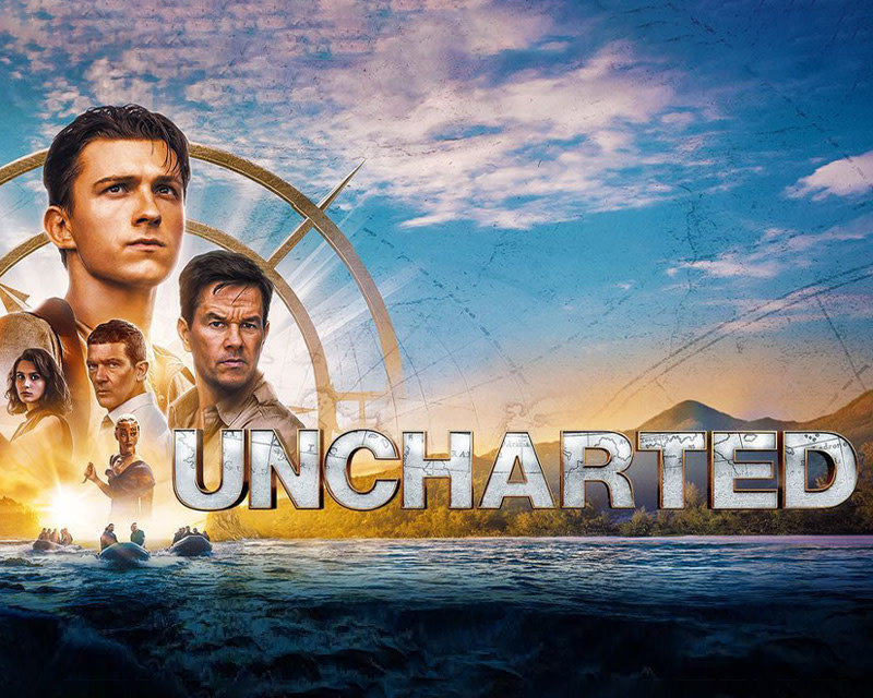 bild på filmen Uncharted, visar tre båtar i vattnet och flera av slådespelarna 